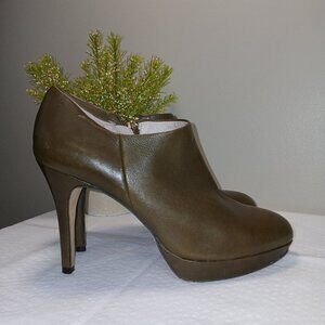 VINCE CAMUTO ELVIN NAPPA OLIVE GREEN LEATHER ANKLE BOOTIE HIGH HEEL SIZE 9.5